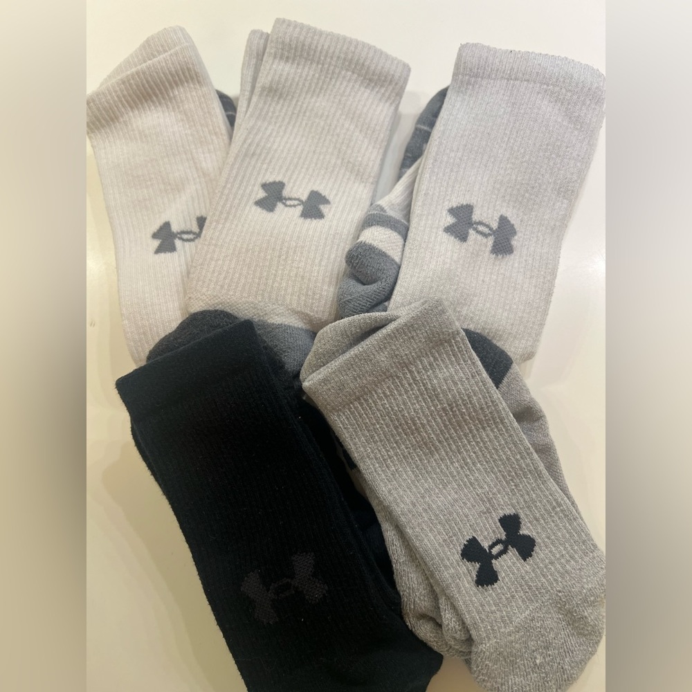 UNDER ARMOUR MEN’S CREW SOCKS 5 PAIRS. 3 WHITE. 1 GRAY. 1 BLACK. SIZE 8.5 - 13 - Picture 3 of 6